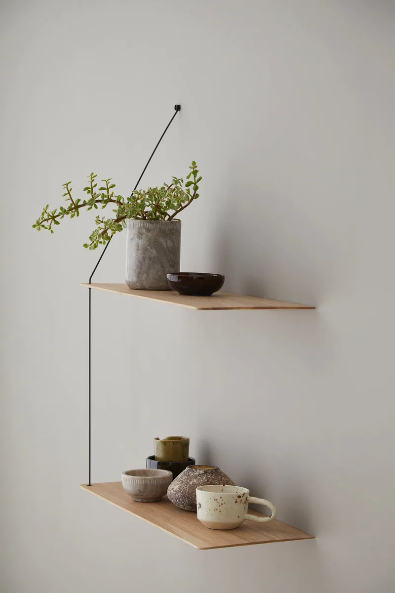 Stedge Hylde by WOUD in 80 cm, Sort metal, Hvidpigmenteret eg (2 hylder) – product photo 2 of 3