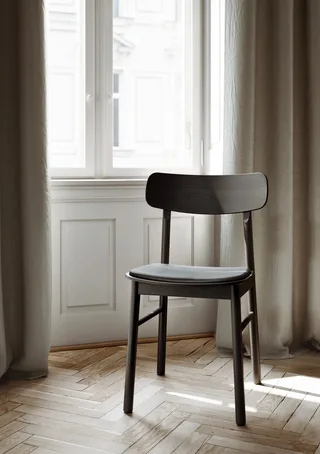 Soma Spisebordsstol by WOUD in Sort m/Læder – interior photo 1 of 4