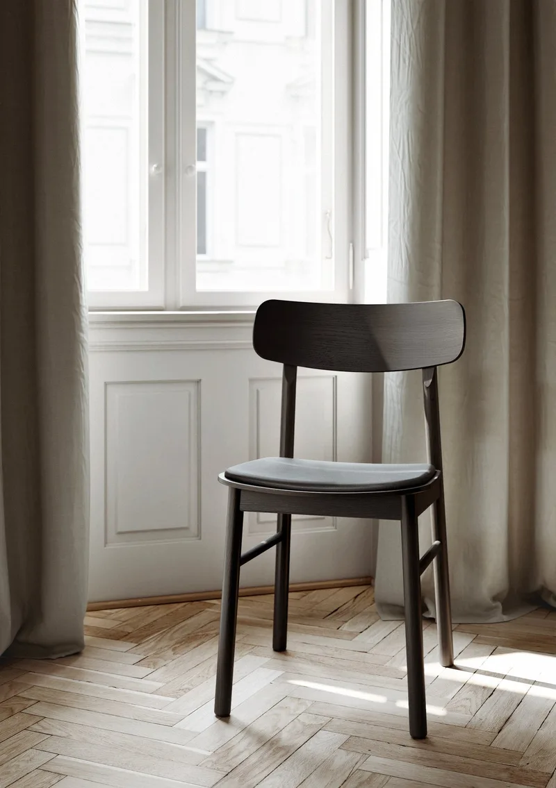 Soma Spisebordsstol by WOUD in Sort m/Læder – interior photo 1 of 4