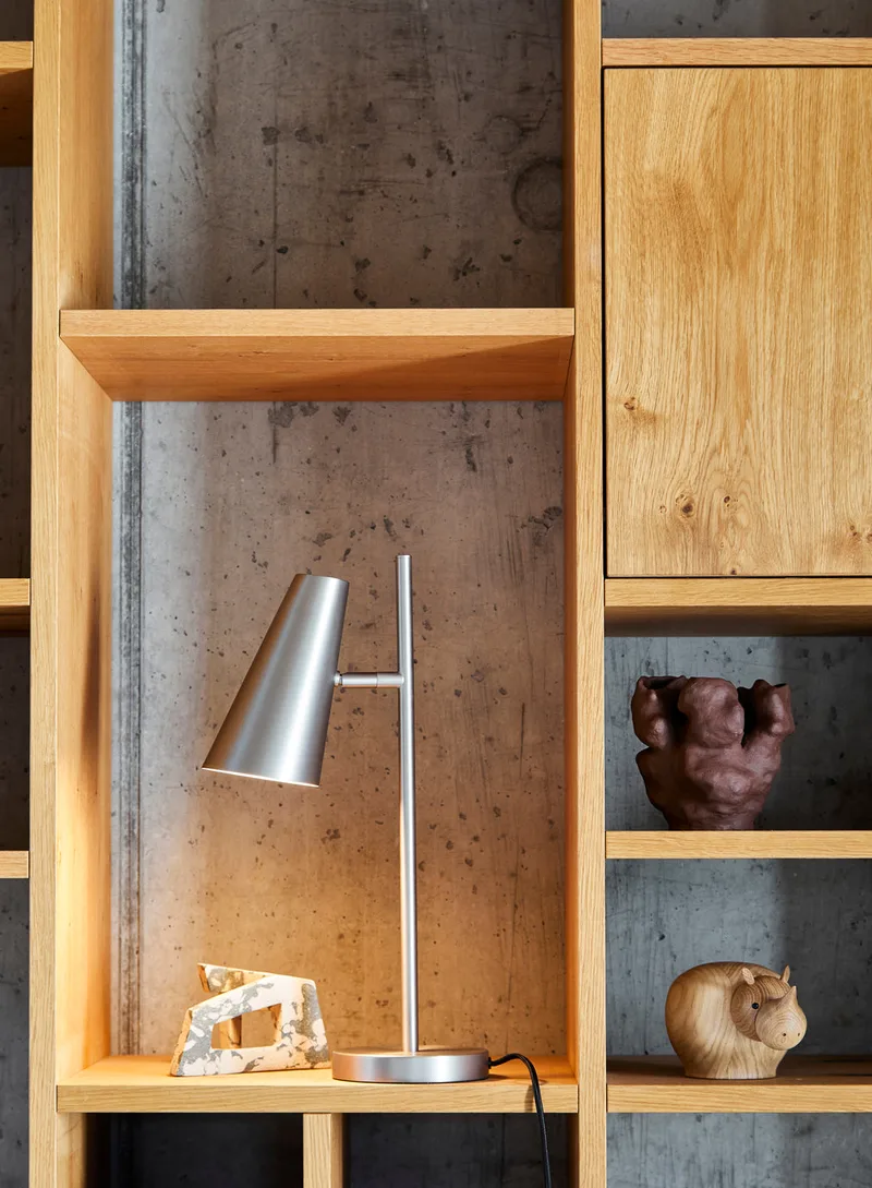 Cono Bordlampe de WOUD en Børstet metal finish – photo d’ambiance 3 sur 5