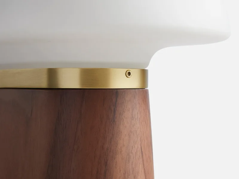 Nova Bordlampe von WOUD in Valnød – Ambientefoto 4 von 5