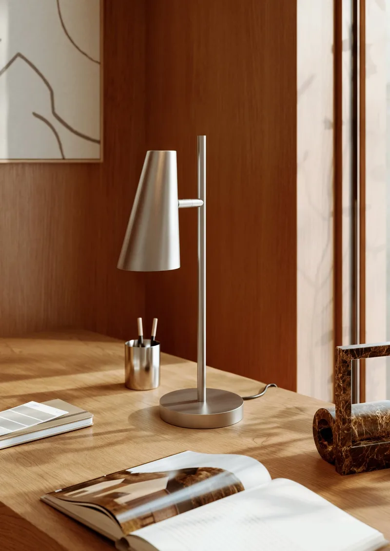 Cono Bordlampe de WOUD en Børstet metal finish – photo d’ambiance 2 sur 5