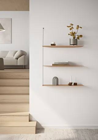 Stedge Hylde by WOUD in 80 cm, Messing, Hvidpigmenteret eg (3 hylder) – interior photo 2 of 3