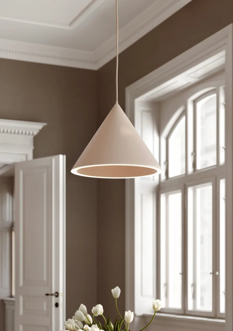 Annular Pendel (stor) van WOUD in Beige – sfeerfoto 1 van 3