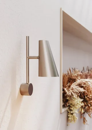 Cono Væglampe von WOUD in Børstet metal finish – Ambientefoto 4 von 4