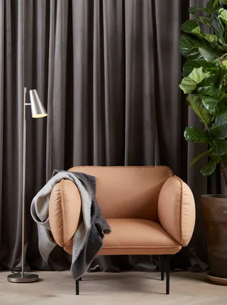 Cono Gulvlampe van WOUD in Børstet metal finish – sfeerfoto 2 van 3