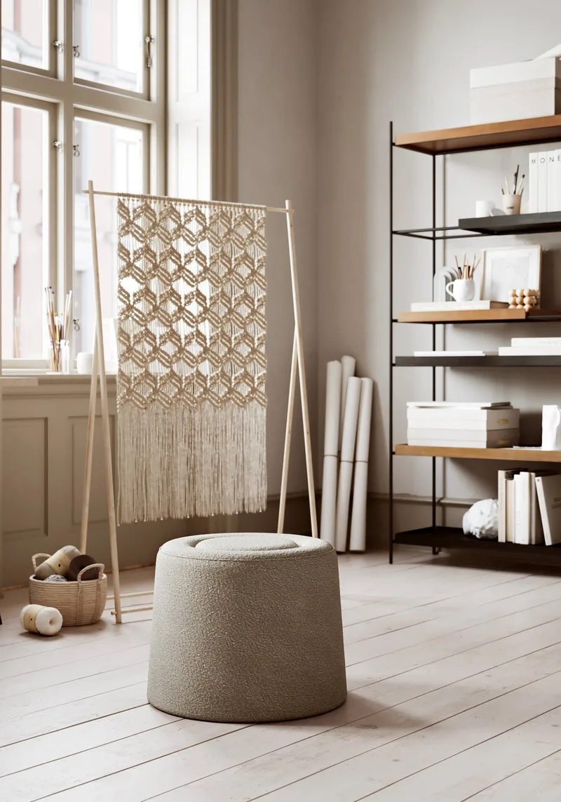 Praline Puf (Ø52 cm) - Natural bouclé van WOUD – sfeerfoto 4 van 5