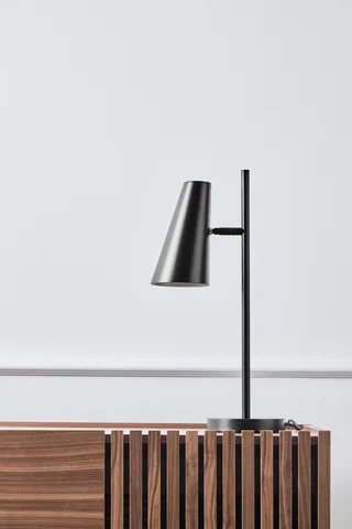 Cono Bordlampe von WOUD in Sort – Ambientefoto 4 von 5