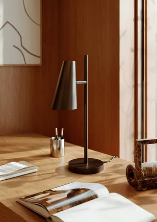 Cono Bordlampe von WOUD in Sort – Ambientefoto 5 von 5
