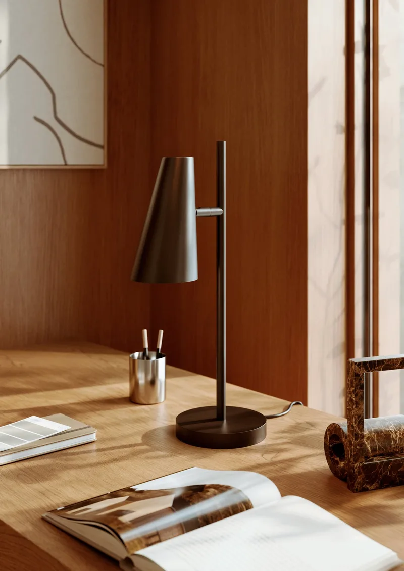 Cono Bordlampe von WOUD in Sort – Ambientefoto 5 von 5