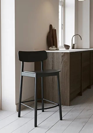 Soma Barstol (65 cm) de WOUD en Sort – photo d’ambiance 2 sur 3