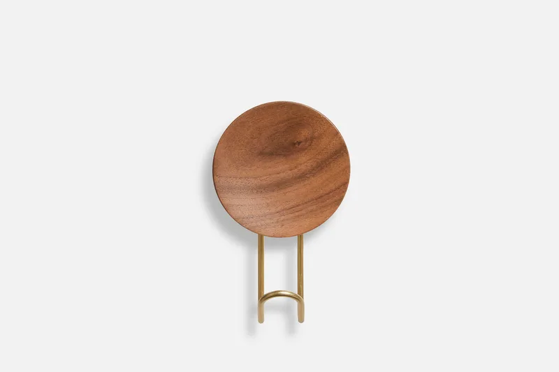 Around Knage (stor) by WOUD in Valnød/Messing – product photo 1 of 3