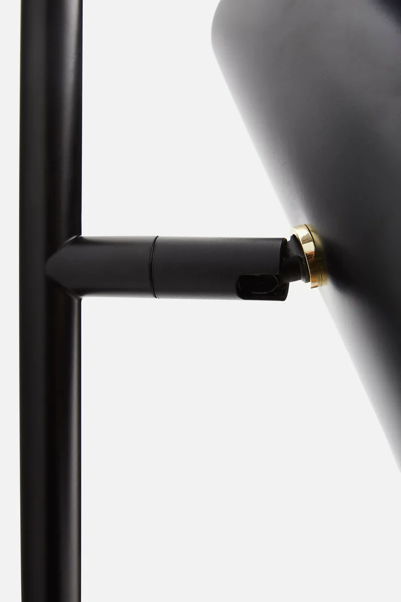 Cono Gulvlampe von WOUD in Sort – Ambientefoto 1 von 4