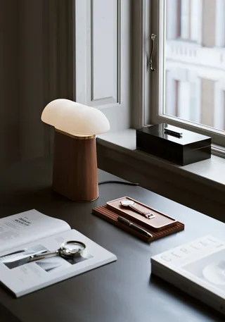 Nova Bordlampe von WOUD in Valnød – Ambientefoto 2 von 5