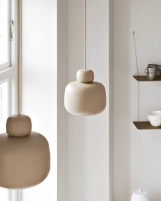 Stone Pendel (stor) von WOUD in Beige – Ambientefoto 3 von 4