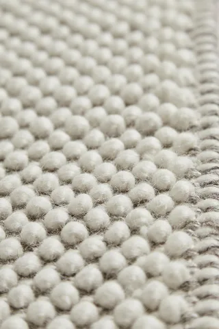 Tact Tæppe (200 x 300) de WOUD en Råhvid – photo d’ambiance 1 sur 4