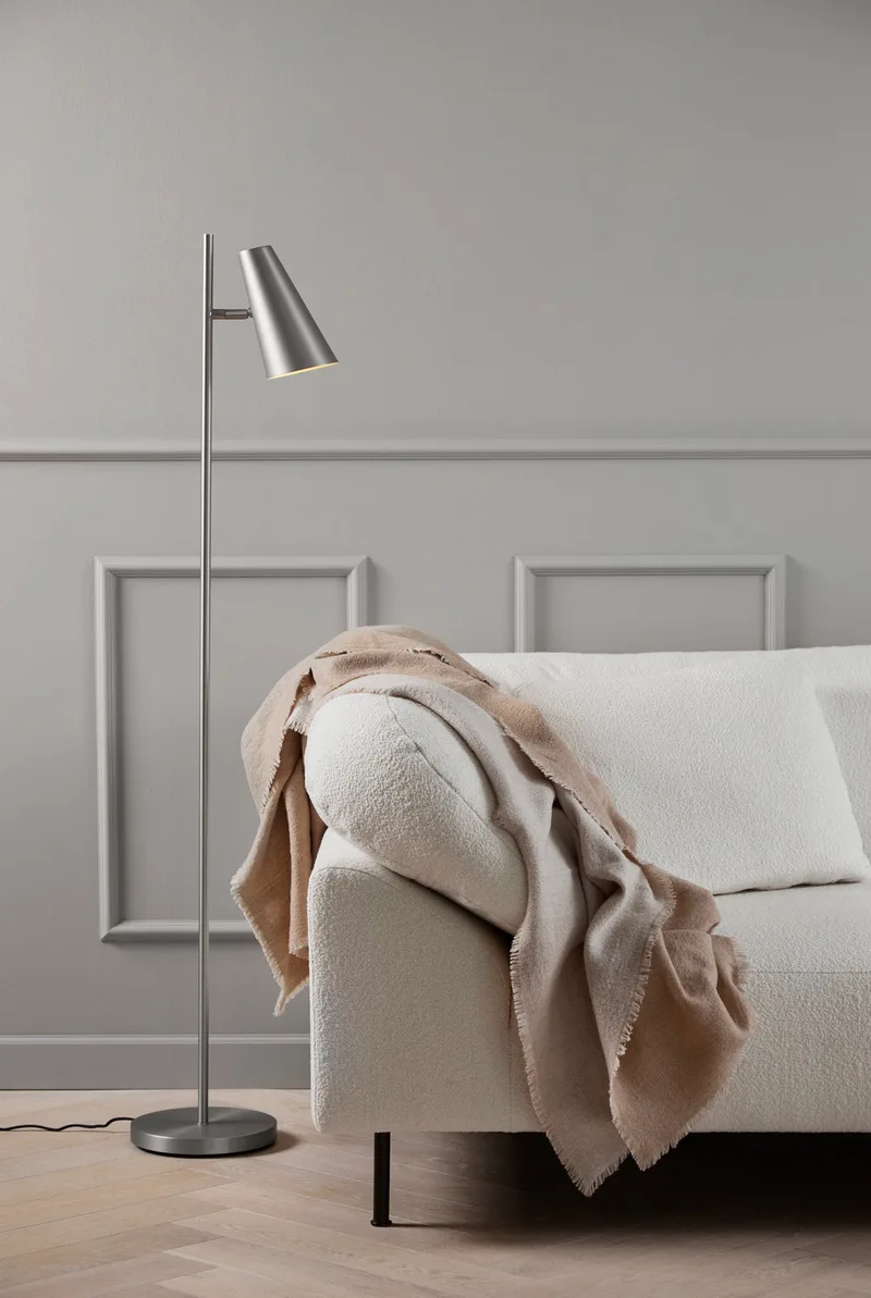 Cono Gulvlampe van WOUD in Børstet metal finish – sfeerfoto 1 van 3