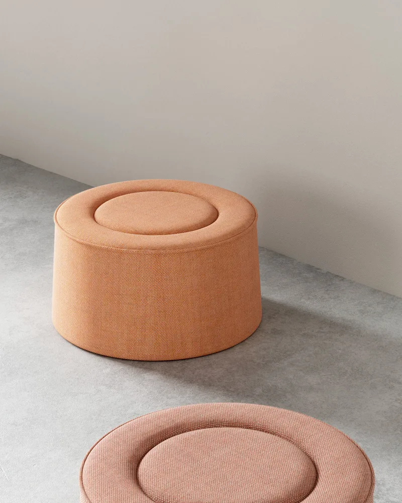 Praline Puf (Ø78 cm) - Natural bouclé de WOUD – photo d’ambiance 2 sur 4