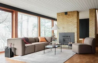 Flora 3-personers sofa van WOUD in Lys sand – sfeerfoto 4 van 5