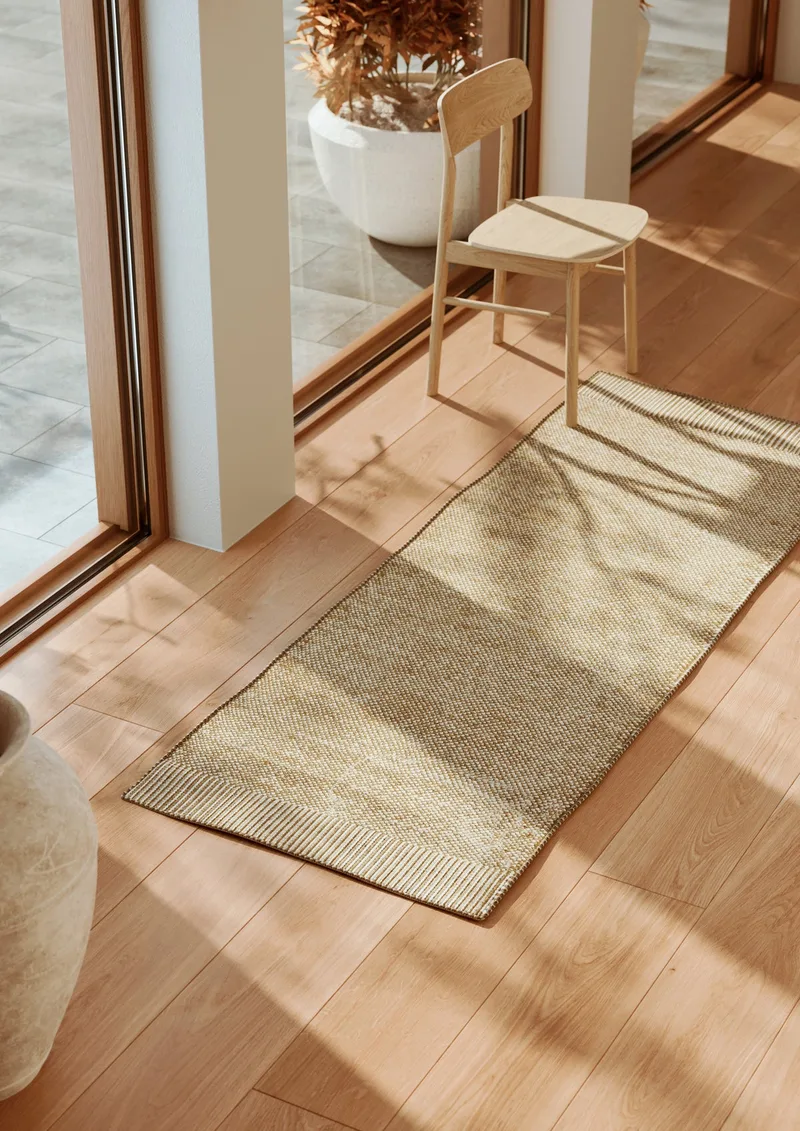 Rombo Tæppe (75 x 200) de WOUD en Brun – photo d’ambiance 1 sur 2