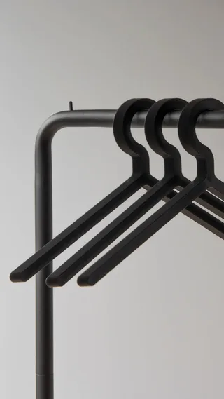 Illusion Bøjler (3 stk.) van WOUD in Sort – sfeerfoto 1 van 4