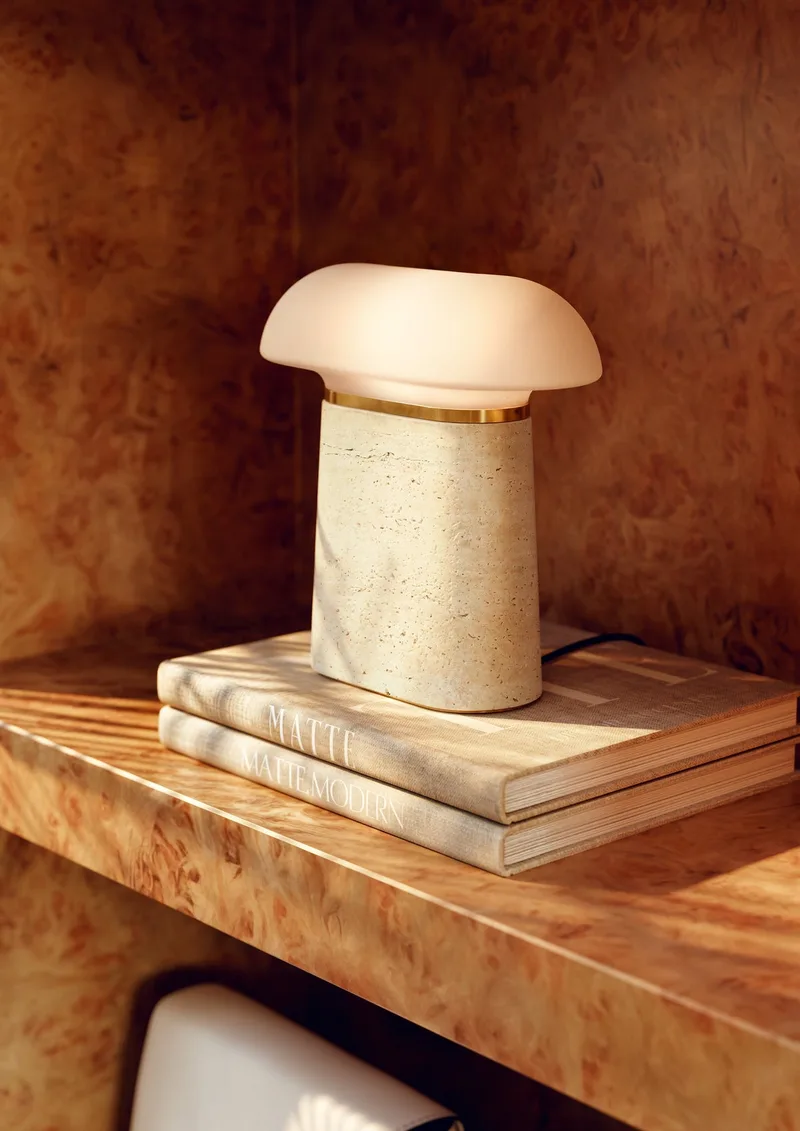Nova Bordlampe van WOUD in Travertin – sfeerfoto 2 van 6