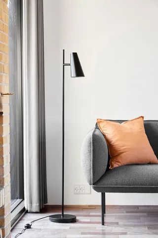 Cono Gulvlampe von WOUD in Sort – Ambientefoto 2 von 4