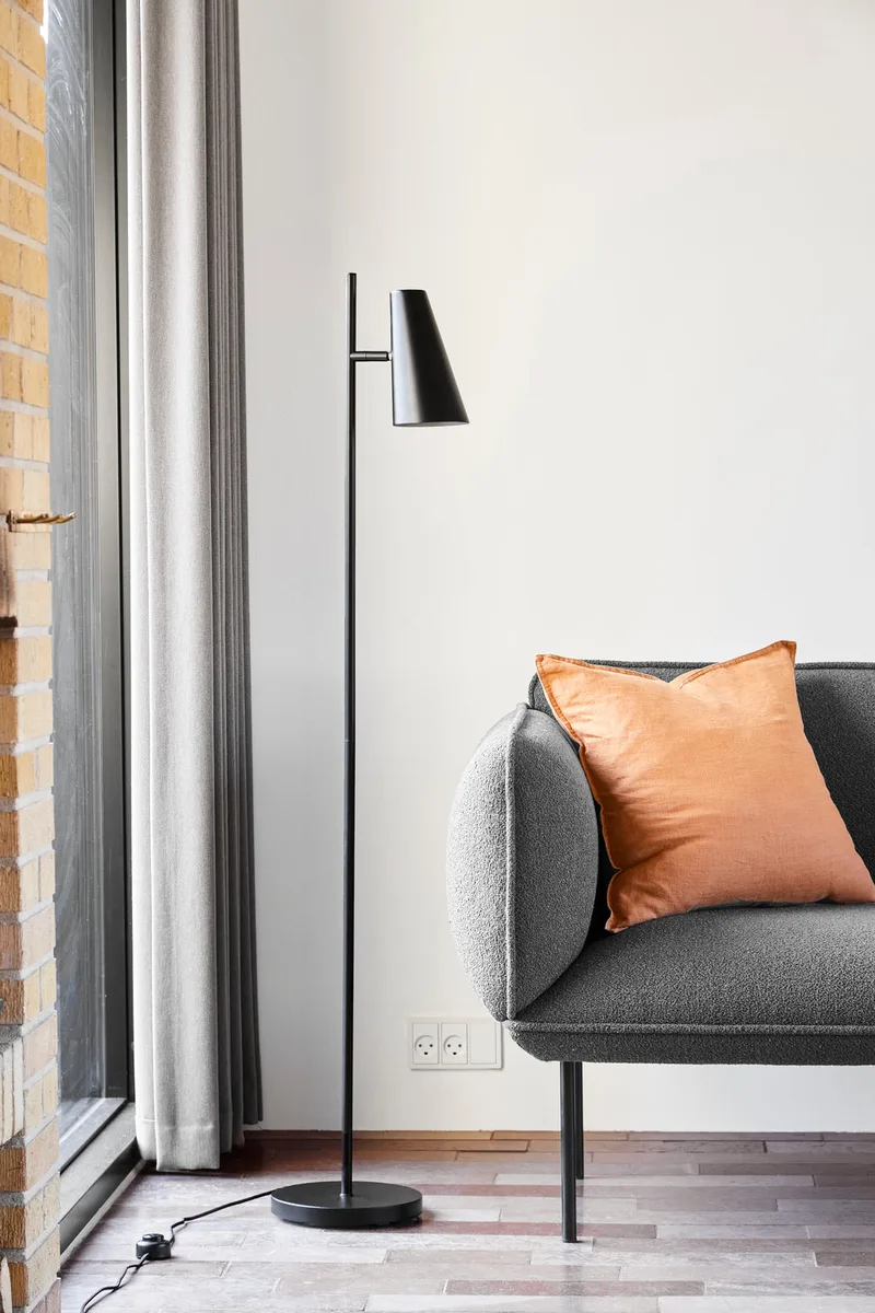 Cono Gulvlampe von WOUD in Sort – Ambientefoto 2 von 4