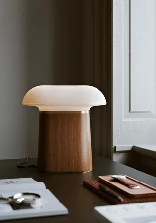 Nova Bordlampe von WOUD in Valnød – Ambientefoto 1 von 5