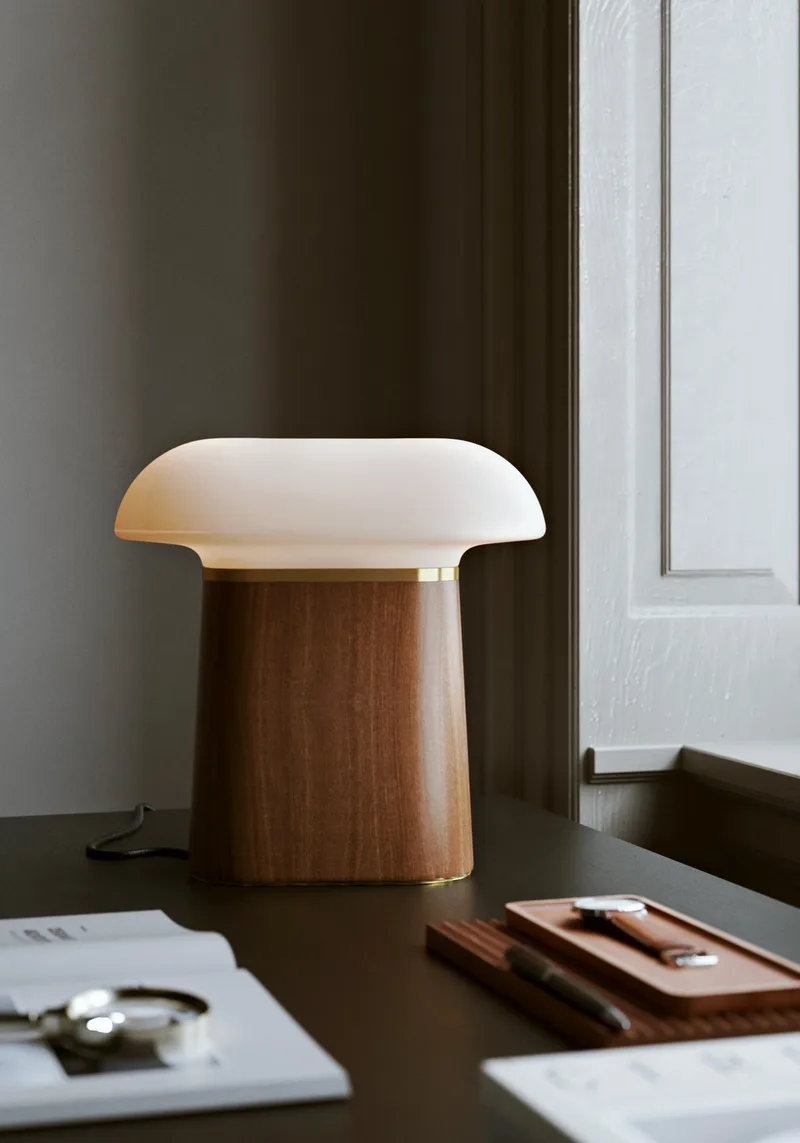 Nova Bordlampe von WOUD in Valnød – Ambientefoto 1 von 5