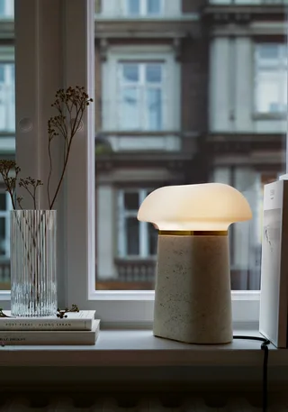Nova Bordlampe van WOUD in Travertin – sfeerfoto 3 van 6