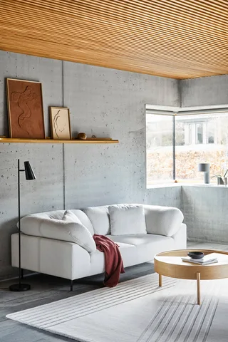 Cono Gulvlampe von WOUD in Sort – Ambientefoto 3 von 4