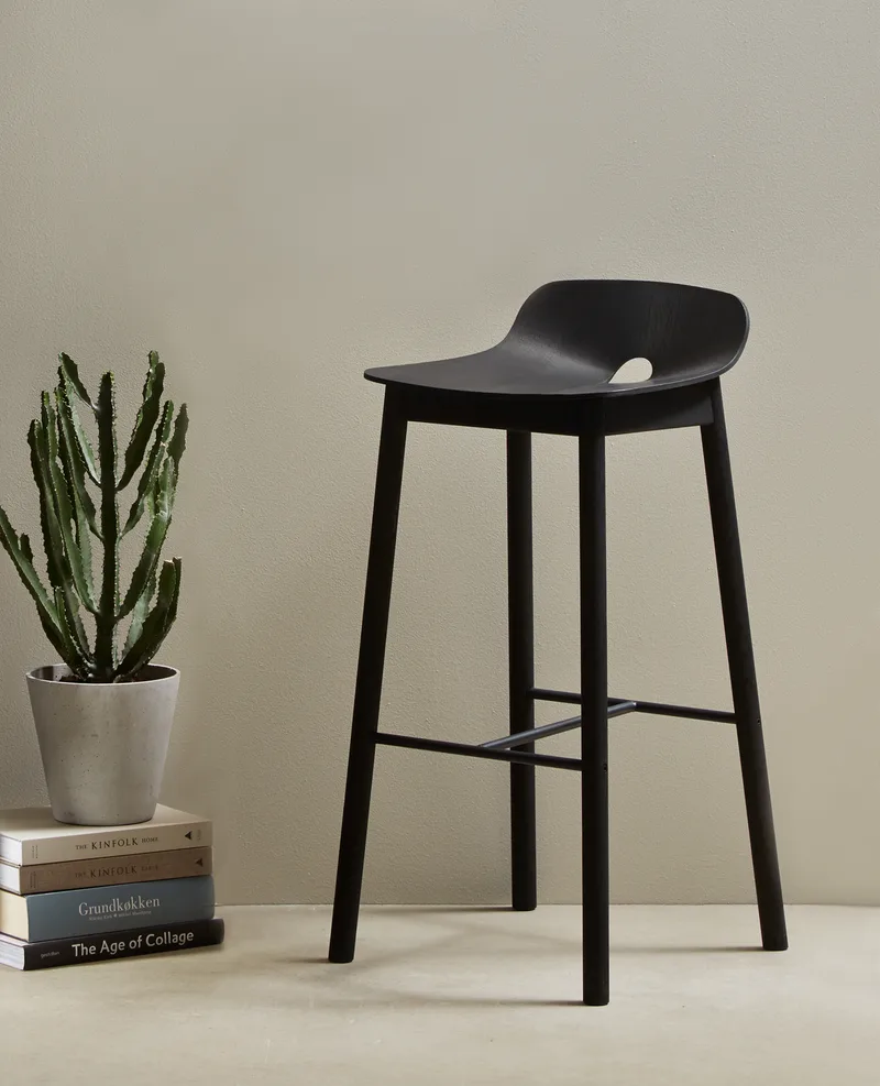 Mono Barstol (65 cm) by WOUD in Sort – interior photo 3 of 5
