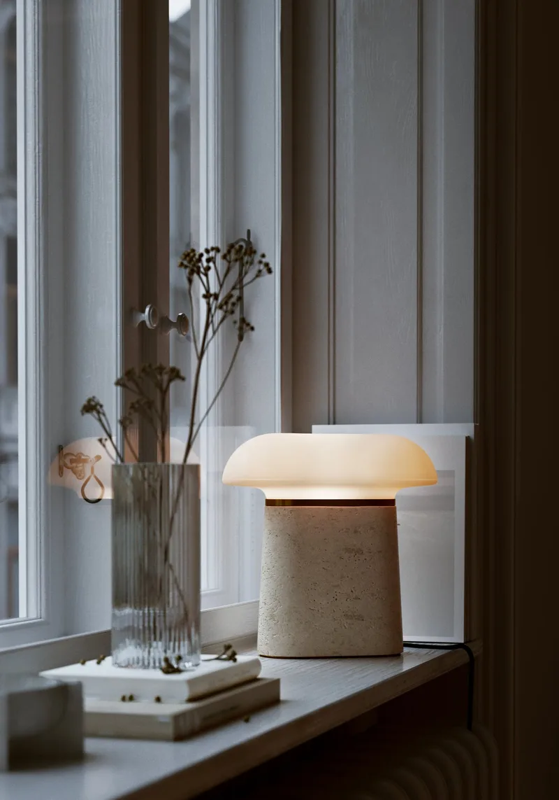Nova Bordlampe van WOUD in Travertin – sfeerfoto 1 van 6