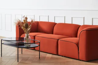 Flora 3-personers sofa van WOUD in Lys sand – sfeerfoto 3 van 5