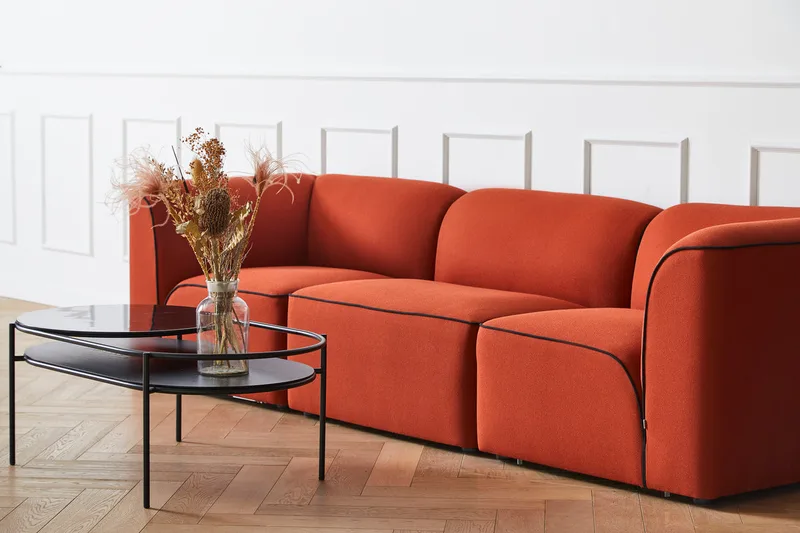 Flora 3-personers sofa van WOUD in Lys sand – sfeerfoto 3 van 5