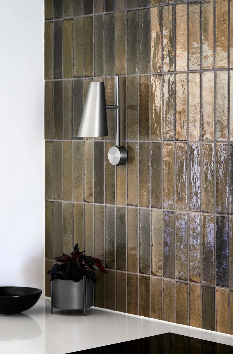 Cono Væglampe von WOUD in Børstet metal finish – Ambientefoto 1 von 4