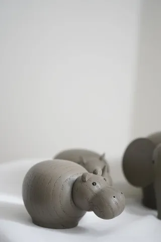 Hibo Flodhest (Mellem) - Taupe van WOUD – sfeerfoto 3 van 3