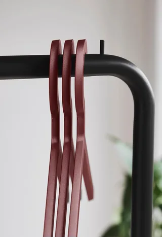 Illusion Bøjler (3 stk.) de WOUD en Deep red – photo d’ambiance 2 sur 5
