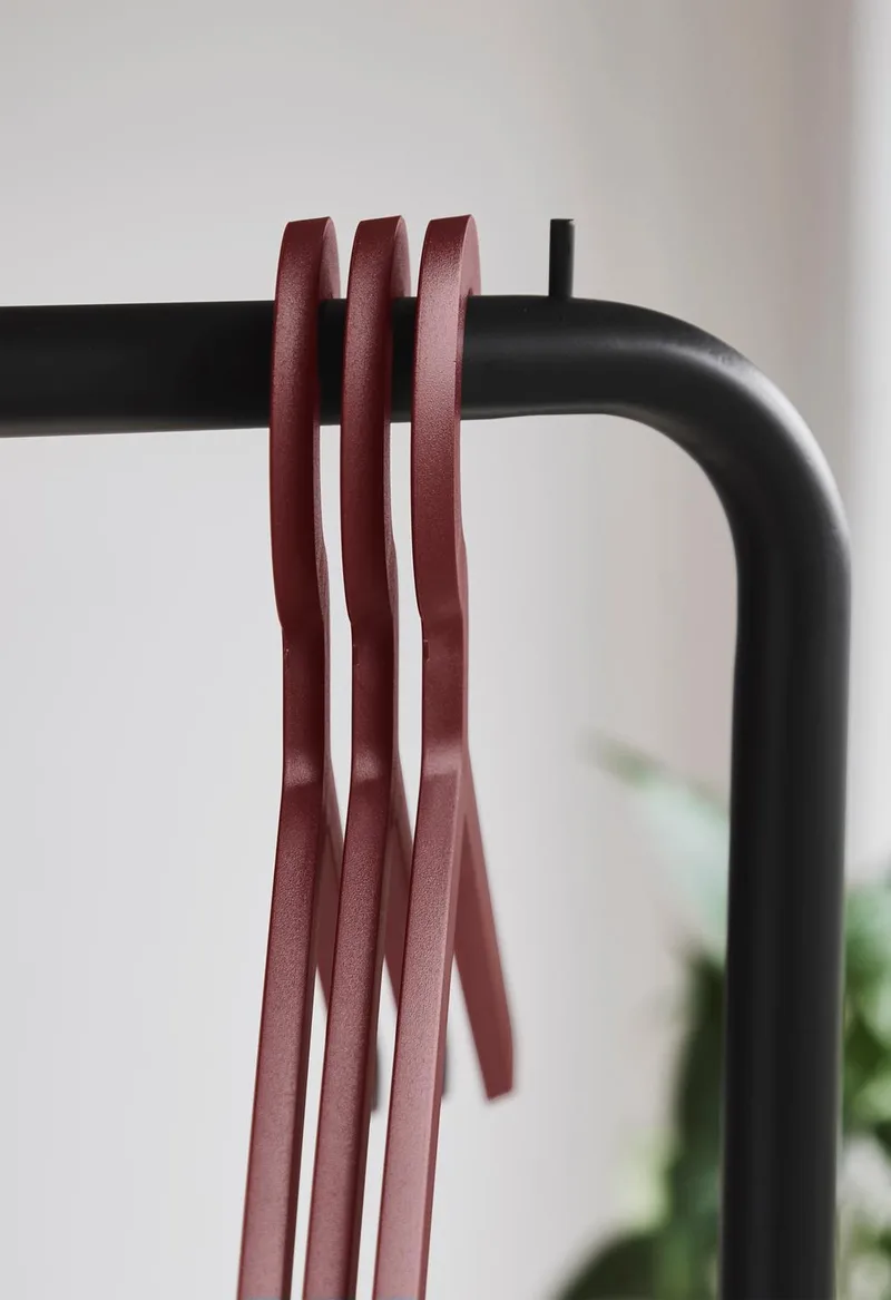 Illusion Bøjler (3 stk.) de WOUD en Deep red – photo d’ambiance 2 sur 5