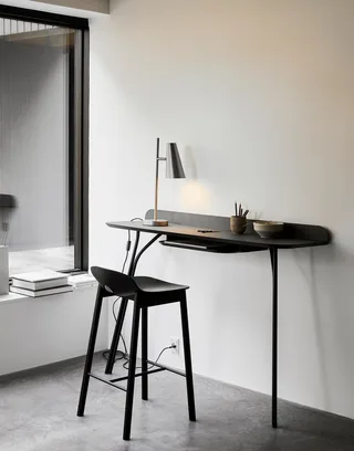Mono Barstol (65 cm) by WOUD in Sort – interior photo 4 of 5