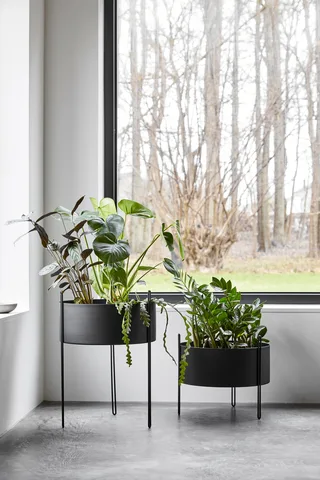 Pidestall Plantekasse (medium) van WOUD in Sort – sfeerfoto 4 van 4