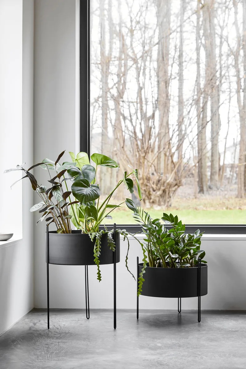 Pidestall Plantekasse (medium) van WOUD in Sort – sfeerfoto 4 van 4