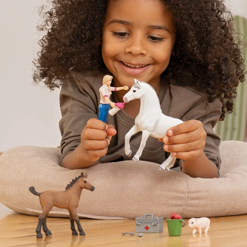 42486 Vet visiting mare and foal by Schleich – interior photo 2 of 4