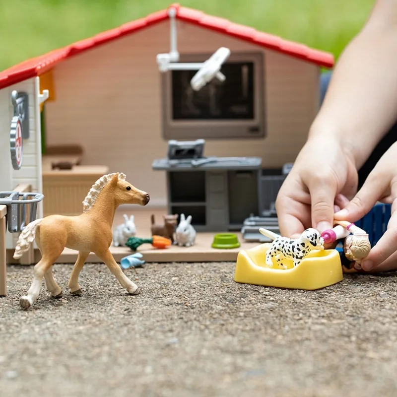 42502 Veterinarian practice with pets by Schleich – interior photo 3 of 4
